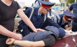 В Павлодаре подозреваемых в краже 1,5 миллиона тенге арестовали прямо на проезжей части
