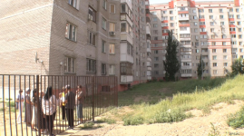 На самозахват придомовой территории жалуются жильцы многоэтажки в Павлодаре
