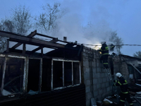 Пристройка частного дома загорелась в Павлодаре
