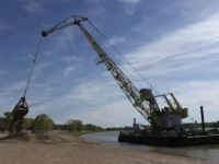 В Павлодаре баржами по Иртышу завозят песок на городской пляж