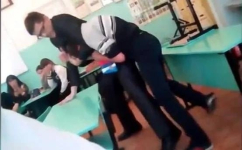 В России учитель подрался со школьником из-за дневника прямо на уроке
