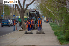 В Павлодаре приступили к весенней уборке и обеспыливанию дорог