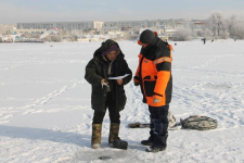 Спасатели вытащили из воды рыбака в Павлодарской области