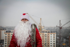 В Павлодаре Дед Мороз приходит к детям через окно