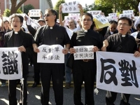Тысячи людей в Тайбэе вышли на митинг против однополых браков