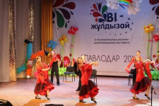 Певица Айша Байбосынова выступила перед особыми детьми в Павлодаре