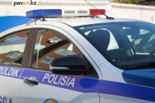 В Экибастузе мужчины ударили полицейского из-за его требования прекратить выпивать в подъезде