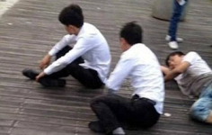 В Китае бизнесмен заставил провинившихся подчиненных ползать по улицам (фото)