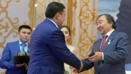 Аким Павлодарской области вручил Олжасу Сулейменову знак Почетного гражданина