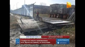 Школьнице ампутировали ногу после падения на нее бетонного забора в Талдыкоргане