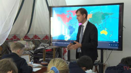 Учитель географии через спутники изучает состояни земли и зеленых насаждений в Павлодаре