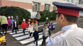 Павлодарские полицейские оборудовали в детском саду дорожную разметку, приближенную к реальности уличного движения