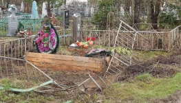 В Темиртау вандалы устроили настоящее нашествие на кладбище
