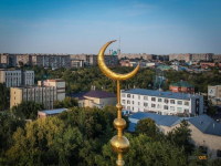 Полмиллиона тенге собрали мусульмане Павлодарской области для мамы погибшей под трамваем девочки