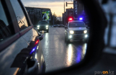 Павлодарские полицейские напомнили вечно спешащим водителям о штрафе за проезд стоп-линии на красный