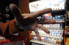 В Павлодаре за продажу сигарет несовершеннолетнему оштрафовали продавца