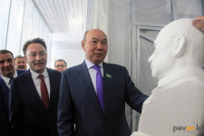 Павлодарский бизнесмен удивил сенатора бюстами из пенопласта