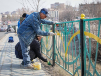 В Павлодаре красят и отмывают мосты и остановки