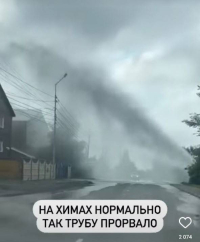 Мощный столб воды из теплосетей обливал автомобили и частный дом в Павлодаре